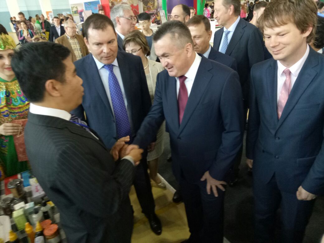 Wakil Kepala Perwakilan RI - Moskow Lasro Simbolon bercengkerama dengan Gubernur Primorskiy Krai dan para pengusaha industri wisata Rusia. (Foto ISTIMEWA)