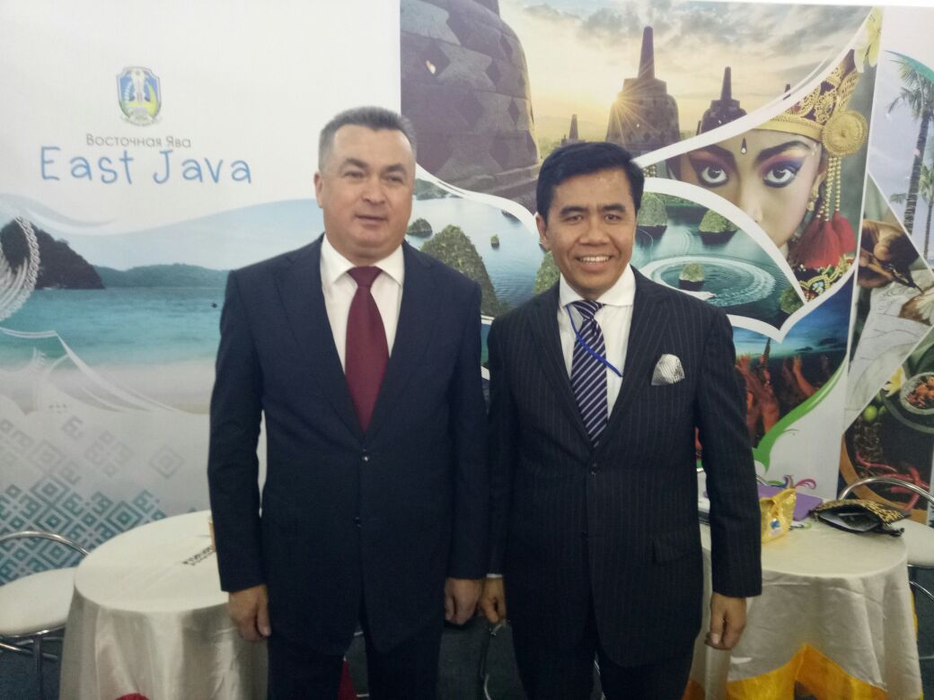 Wakil Kepala Perwakilan RI - Moskow Lasro Simbolon dengan Gubernur Primorskiy Krai Vladimir Miklushevsky di booth Indonesia. (Foto ISTIMEWA)