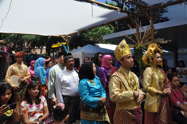 Masyarakat Indonesia di Madrid antusias mendukung kemeriahan pesta musim panas yang menampilkan beragam tari adat RIau dan Nusantara serta musik (Foto ISTIMEWA) 