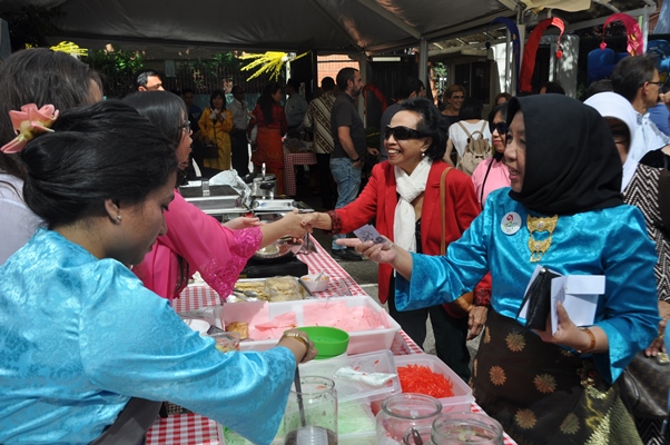 Pengunjung pesta menyambut musim panas Kemilau Riau berkesempatan menikmati kuliner khas Riau dan Nusantara (Foto ISTIMEWA)