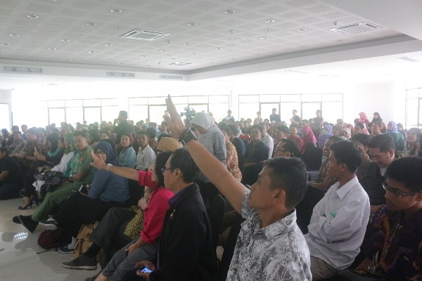 Ratusan peserta talkshow antusias berebut kesempatan bertanya dan menanggapi Afi (Foto Nurrokhman/KAGAMA)