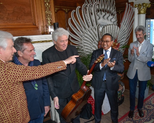 Tiga musisi Belanda antusias menerima gitar akustik produk Bandung, Indonesia disaksikan Dubes RI, I Gusti Agung Wesaka Puja (foto ISTIMEWA)