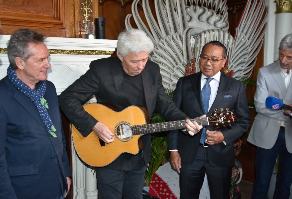 Duta Besar RI I Gusti Agung Wesaka Puja (berkacamata) menyasikan musisi Belanda uji coba gitar akustik produk Bandung, Indonesia (foto ISTIMEWA)