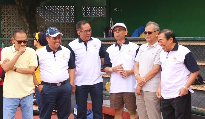 Wakil Rektor Bidang Kerjasama dan Alumni UGM Dr Paripurna P Sugarda, SH, LLM (ketiga dari kiri) bersama peserta turnamen (foto Wempi Gunarto)