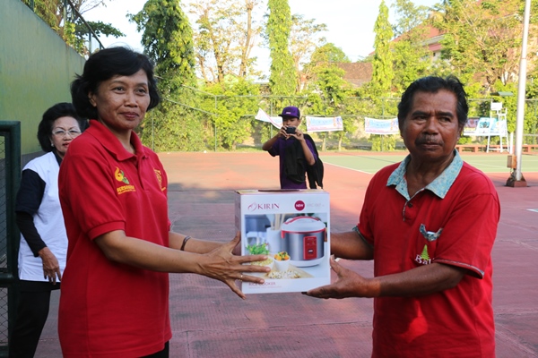 Arimbi menyerahkan door prize kepada peserta (foto Wempi Gunarto)