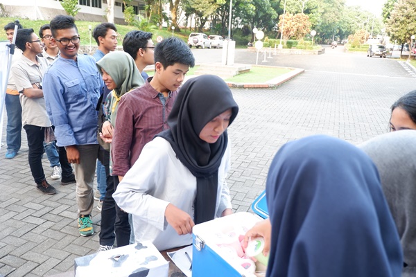 Tema Hari Susu Nusantara 2017, Laktosa,   Laktasi Goes to Selasar, dengan membagikan segelas susu beraneka rasa kepada warga UGM (foto dok. panitia)