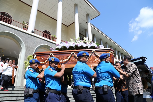 Jenazah almarhum Prof Nindyo Soewarno dimakamkan di makam keluarga Astana Wirogunan, Kartosuro, Surakarta, Jawa Tengah (foto Firsto AP/Humas UGM)