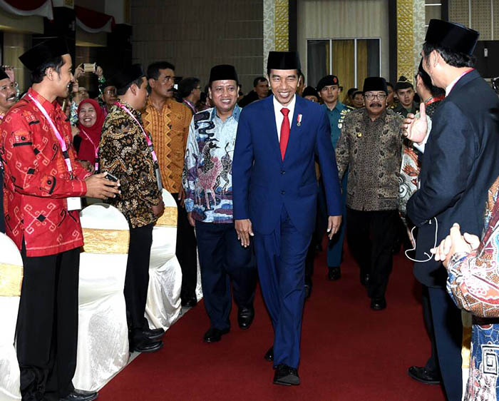 Presiden Joko Widodo memasuki tempat acara penyerahan gelar Guru Besar kepada K.H. Ma'ruf Amin.