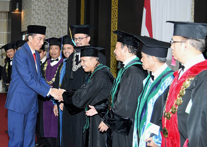 Presiden Joko Widodo menyalami satu per satu para Guru Besar Universita Islam Negeri Maulana Malik Ibrahim.