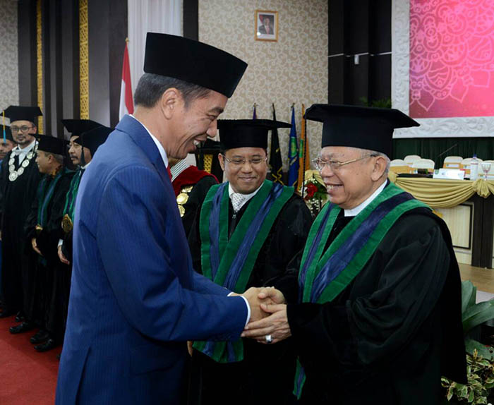 Kepala Negara memberi selamat kepada K.H. Ma'ruf Amin setelah dilantik sebagai Guru Besar.