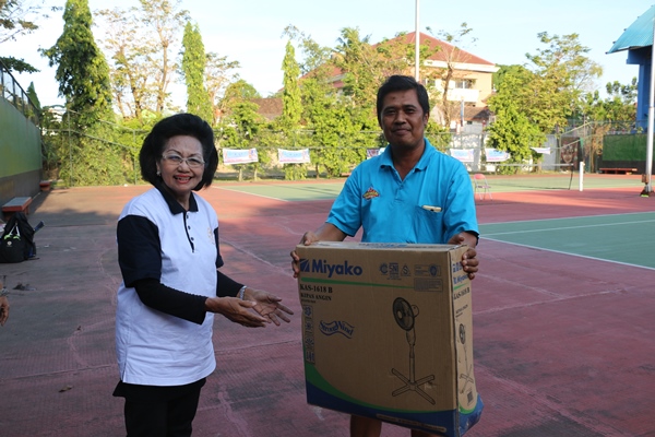 Anik Yudhastowo menyerahkan door prize kepada peserta tenis (foto Wempi Gunarto)