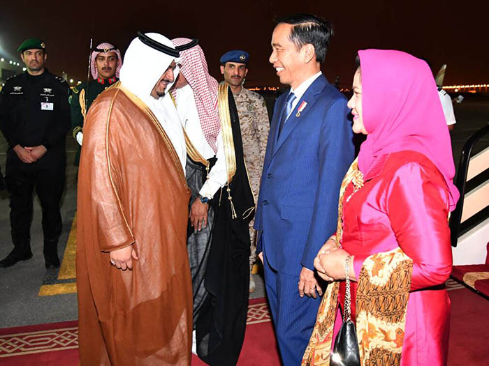 Presiden  Joko Widodo dan Ibu Negara Iriana Joko Widodo disambut pejabat Kerajaan Arab Saudi saat mnedarat di Bandara King  Salman.