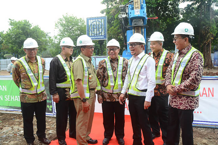 Menteri Ketenagakerjaan Hanif Dhakiri (kemeja putih) meninjau lokasi pembangunan SS Tower di Jakarta.