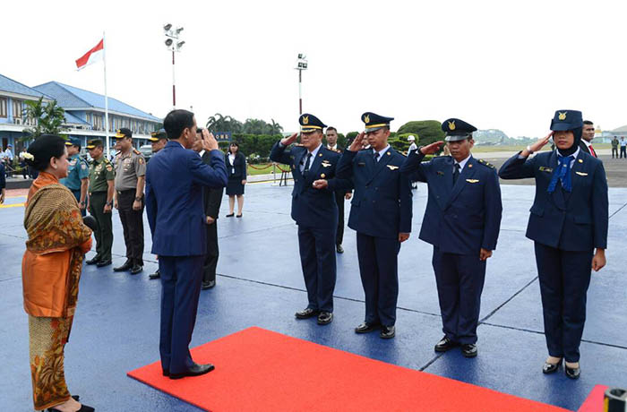 Presiden Joko Widodo menerima penghormatan sebelum memasuki pesawat RI 1.