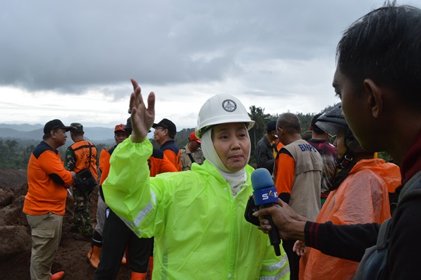 Rektor UGM Prof Ir Dwikorita Karnawati, M Sc, Ph D dalam salah satu kegiatan  mitigasi bencana/foto Firsto AP