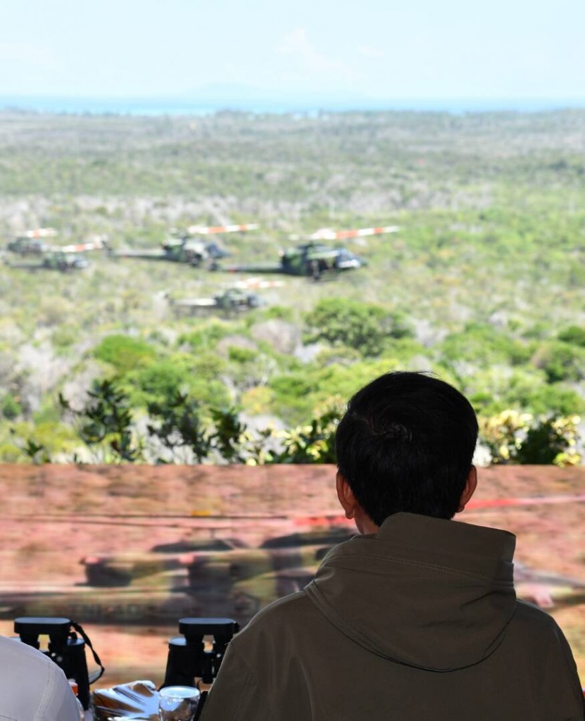 Presiden Joko Widodo melihat kesiapan TNI untuk mempertahankan kedaulatan NKRI.