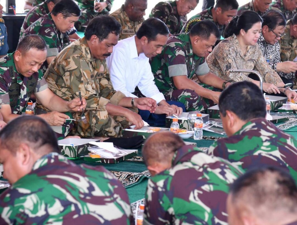 Presiden Joko Widodo menikmati makan siang saat jeda latihan perang TNI di Natuna.