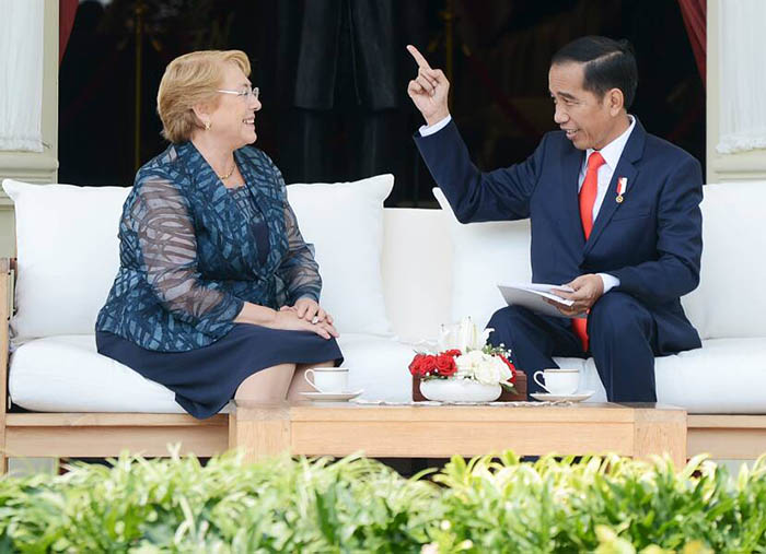 Presiden Joko Widodo dan Presiden Veronica Bachelet beramah tamah di beranda Istana Merdeka.