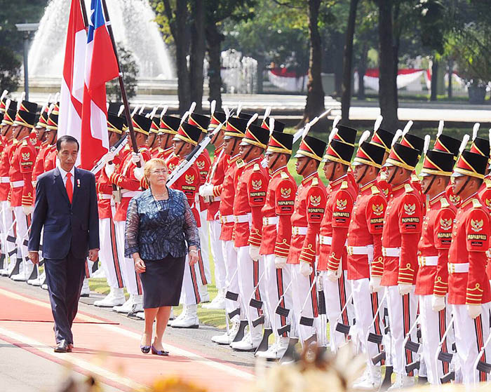 Didampingi Presiden Joko Widodo, Presiden Veronica Michelle Bachelet memeriksa pasukan Istana Merdeka.