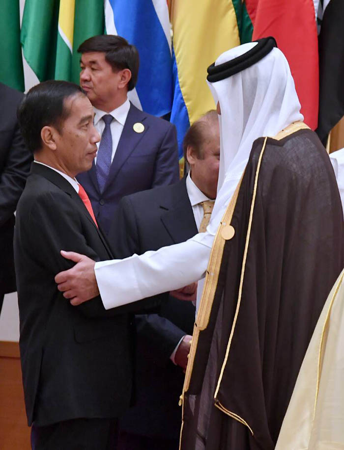 Presiden Joko Widodo beramah tamah dengan salah satu pejabat tinggi Kerajaan Arab Saudi.
