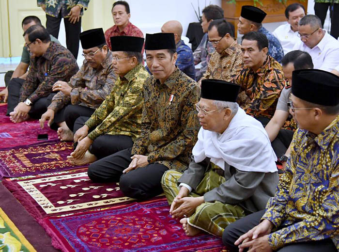 Bersama para pejabat negara lainnya, Presden Joko Widodo siap mengikuti shalat setelah rapat kabinet di Istana Bogor.
