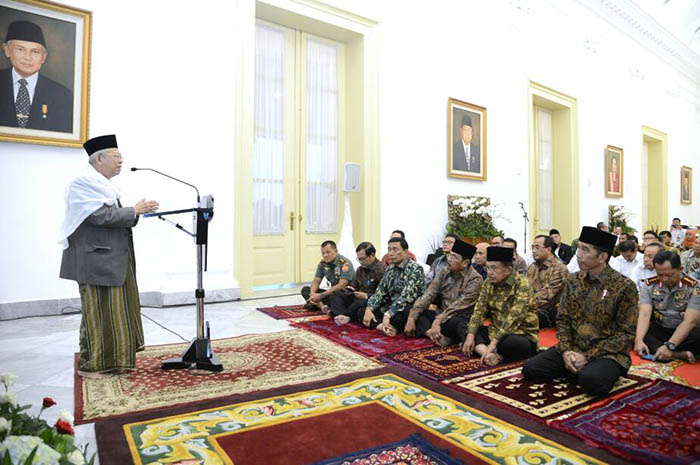 Presiden Joko Widodo dan jajarannya mendengarkan tausiyah dari Ketua MUI K.H. Ma'ruf Amin di Istana Bogor.