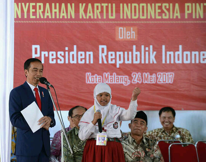 Presiden Joko Widodo mengajukan pertanyaan kuis kepada salah satu siswa .