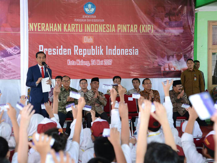 Presiden berharap para siswa rajin belajar dan terbantu dalam  pendidikannya dengan adanya sokongan Pemerintah lewat Kartu Indonesia Pintar.