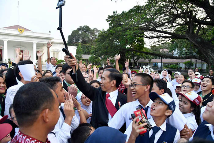 Presiden Joko Widodo mau melayani kemauan anak-anak untuk melakukan swafoto bersama di Istana Negara.