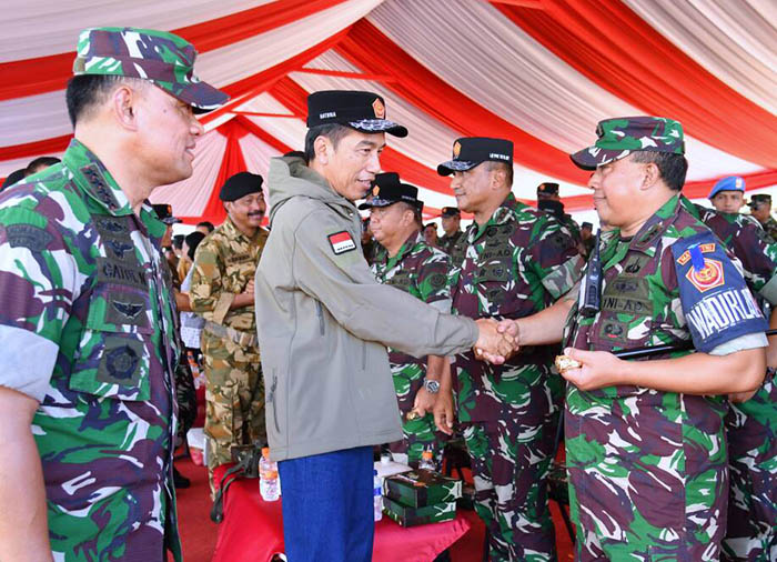 Presiden Joko WIdodo beramah tamah dengan para pimpinan TNI  saat menyaksikan latihan tempur di Natuna.
