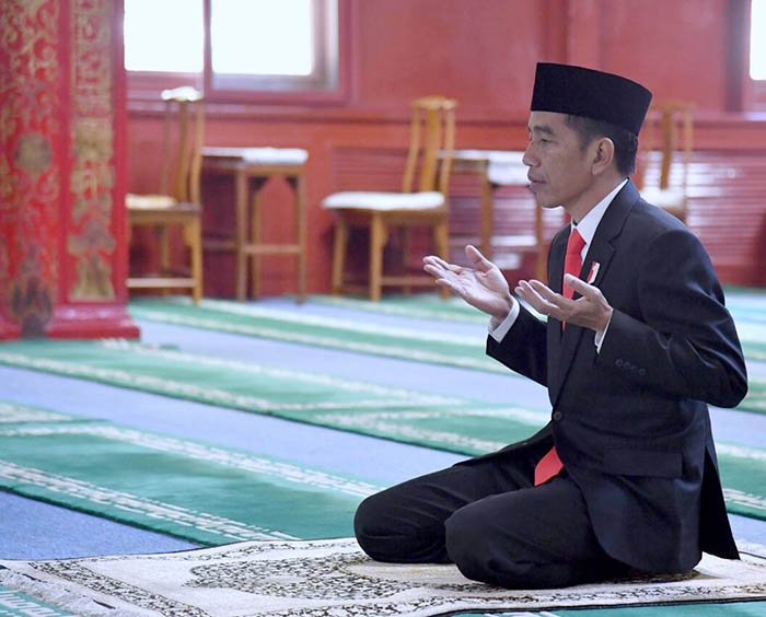 Presiden Joko Widodo sholat dan berdoa di Masjid Niujie, Beijing,  untuk keselamatan bangsa Indonesia.