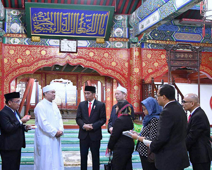 Empat Kagama di Masjid Niujie. Beijing. Kiri ke kanan : Mensesneg Pratikno, Presiden Joko Widodo, Menlu Retno Marsudi (kerudung biru), dan Menhub Budi Karya Sumadi.