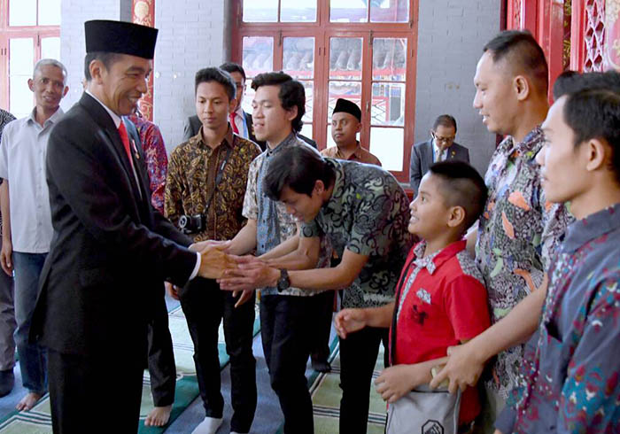 Presiden Joko Widodo menemui muslim asal Indonesia yang biasa shalat di Masjid Niujie, Beijing.