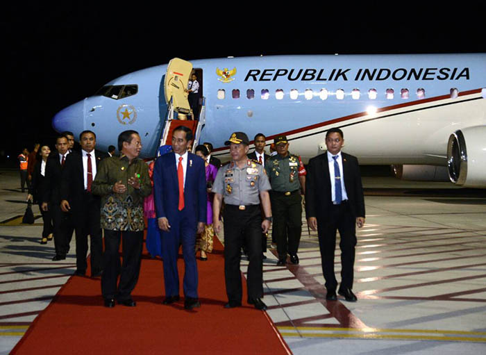 Presiden Joko Widodo  berjalan menuju lobi bandara didampingi Gubernur Sulawesi Tengah Longki Djanggola dan Kapolri Jenderal Tito Karnavian.