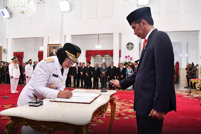 Wakil Gubernur Sulawesi Barat Enny Anggraeny Anwar menandatangani surat pengangkatan disaksikan Presiden Joko Widodo.