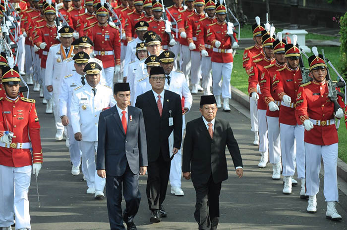Prosesi Presiden Joko Widodo dan Wakil Presiden Jusuf Kalla bersama para calon Gubernur dan Wakilnya menuju ruangan di Istana Merdeka. 