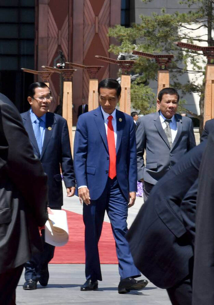 Presiden Joko Widodo dan Presiden Rodrigo Duterte (kanan) menjalin kerjasama Indonesia dan Filipina di perairan Sulawesi Utara dan Filipina Selatan.
