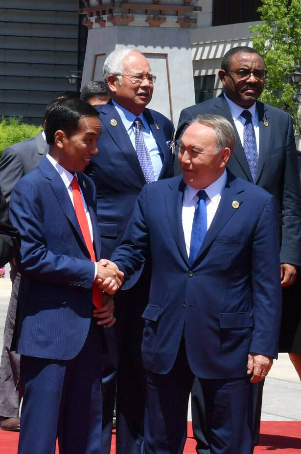 Presiden Joko Widodo berjabat tangan dengan Presiden Kazakhstan  Nursultan Nazarbayev.