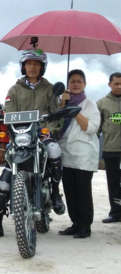 Ibu Negara Iriana Joko Widodo turut menemani Kepala Negara saat meninjau jalan Trans Papua.