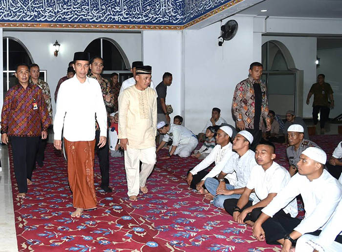 Kepala Negara memasuki ruangan Masjid Andalusia sebelum melakukan shalat Tarawih.