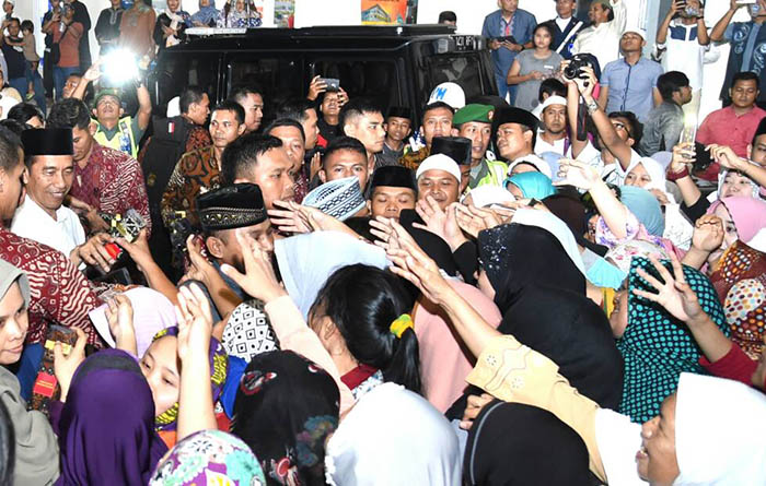 Masyarakat begitu antusias untuk melihat dari dekat Presiden Joko Widodo di Masjid Andalusia, Sentu CIty, Bogor.