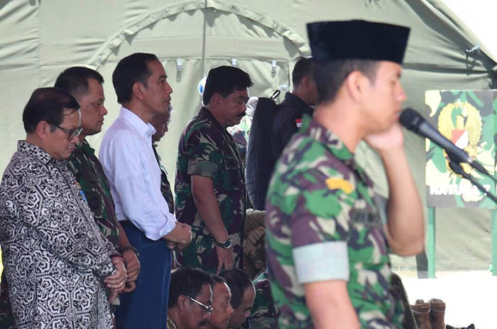 Presiden Joko Widodo berdoa dengan khusyuk bersama para prajurit TNI.