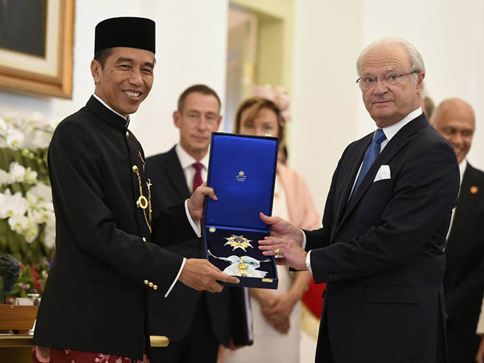Presiden Joko Widodo menerima medali kerajaan Swedia dari Raja Carl XVI Gustaf di Istana Bogor.