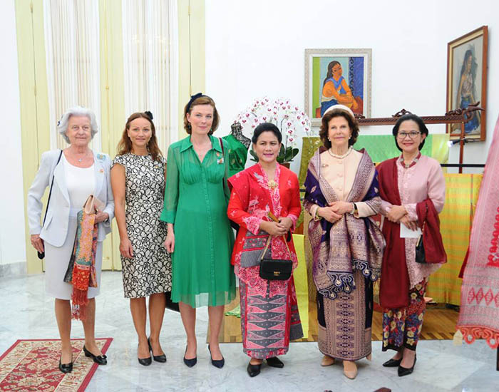 Ibu Negara Iriana Joko Widodo dan Ratu Silvia yang mengenakan kain tenun Songket melakukan sesi foto bersama.