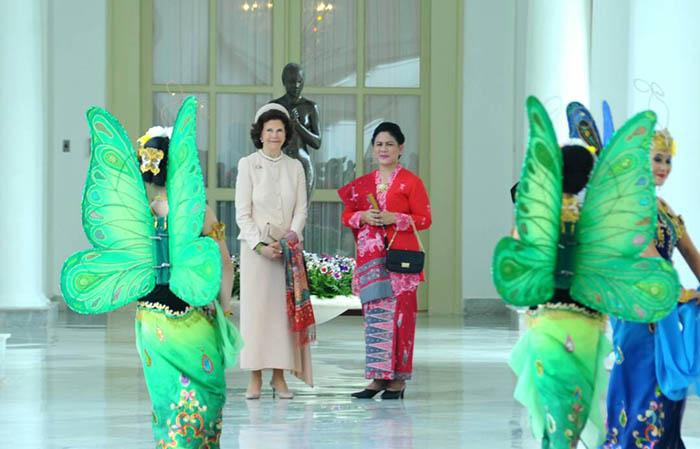 Ibu Negara Iriana Joko Widodo mendampingi Ratu Silvia menikmati sajian tari Merak di Istana Bogor.
