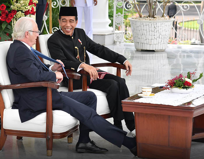 Presiden Joko Widodo dan Raja Carl XVI Gustaf berbicara santai di beranda Istana Bogor.