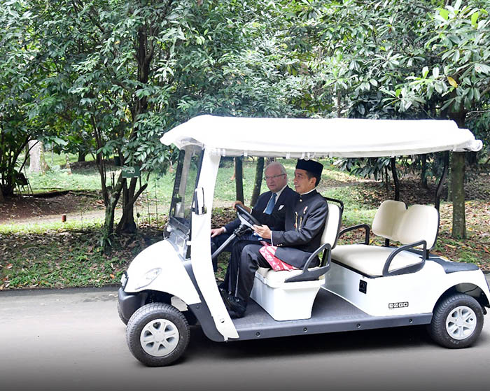 Presiden Joko Widodo mengajak Raja Carl XVI Gustaf berkeliling di Istana Bogor dengan mobil bertenaga listrik. 