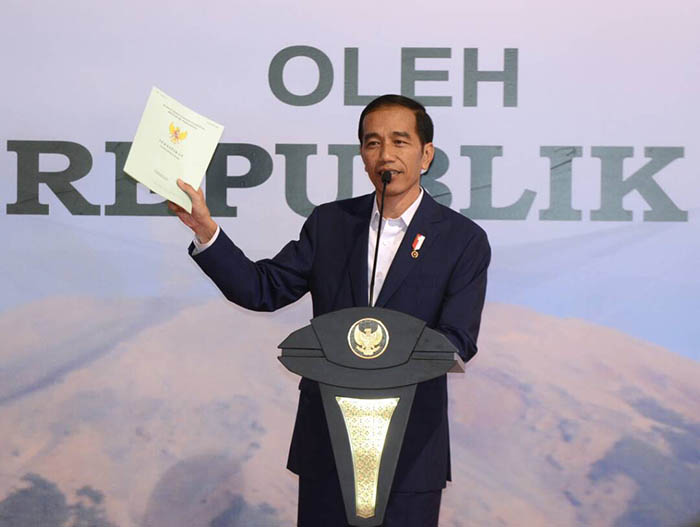 Presiden Joko Widodo memerintahkan jajaran terkait untuk bekerja dengan cepat agar target penyerahan sertifikat dapat segera terwujud.