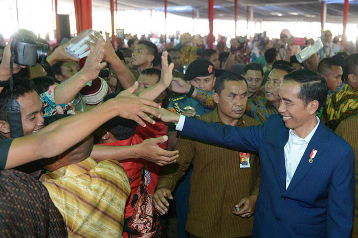 Presiden Joko Widodo menyempatkan diri berinteraksi dengan masyarakat yang hadir.