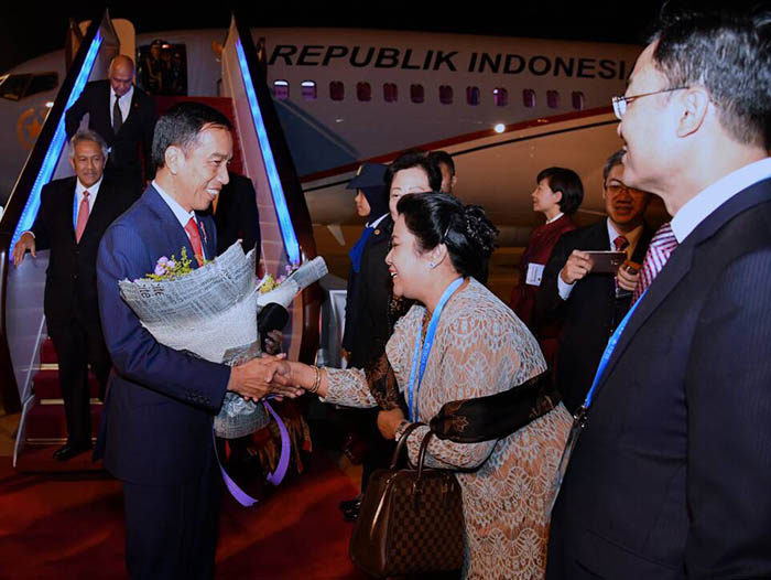 Presiden Joko Widodo dan Ibu Negara Iriana Joko Widodo disambut Duta Besar Indonesia untuk RRT Sugeng Rahardjo (kanan) bersama istri.